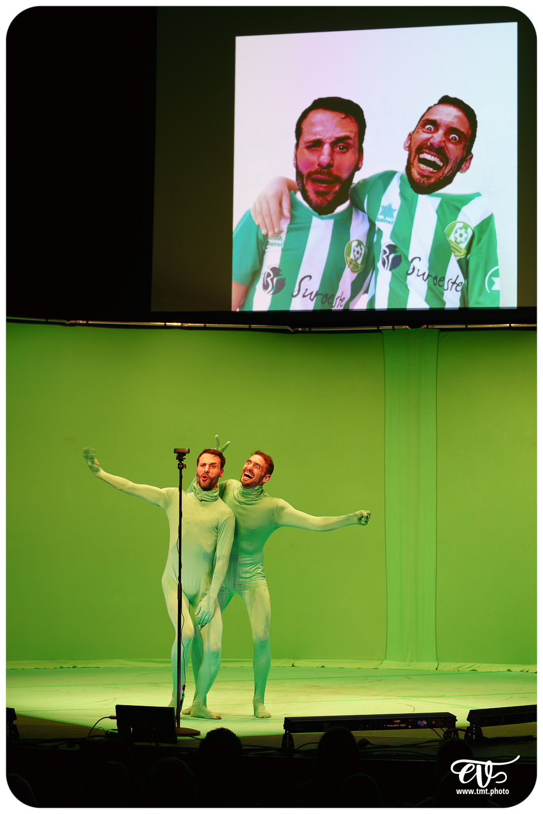 DYSTOPIA (UN POYO ROYO)